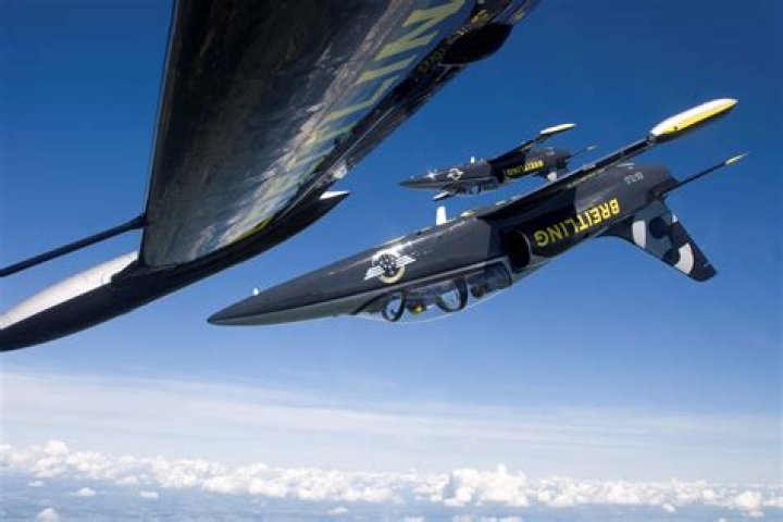 Does Tom Cruise fly planes?