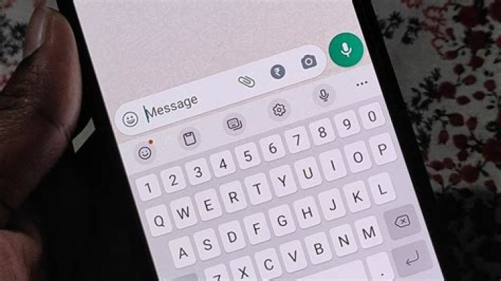 How do I turn on the microphone on my Samsung keyboard?