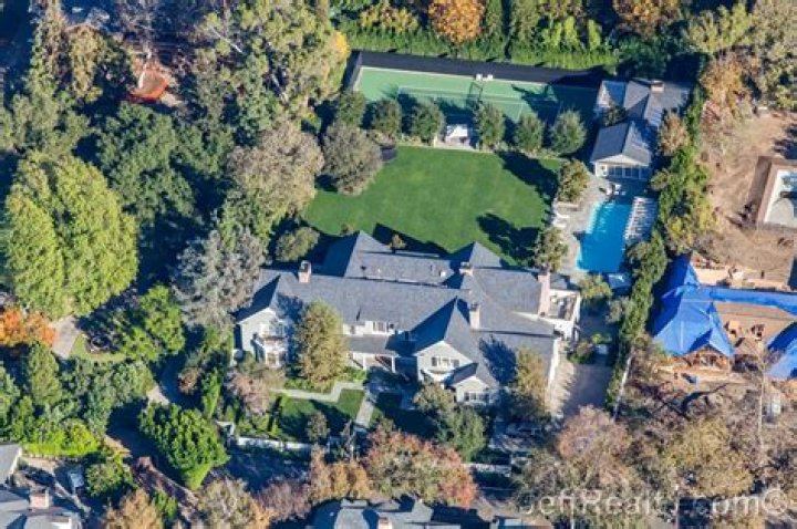 Where does Steve Carell live?